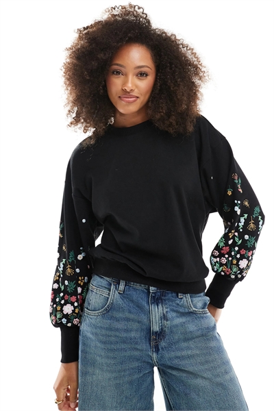 Свитер с круглым вырезом и цветочным узором на рукавах артикул 139248077