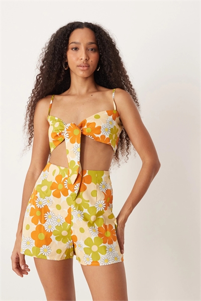 Короткий топ с бретелями и завязкой спереди артикул 150061900