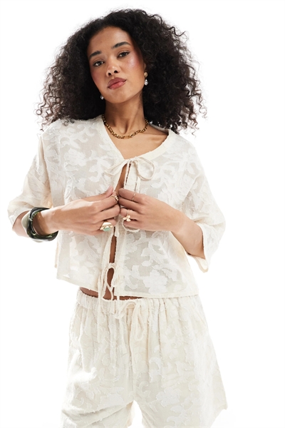 Укороченная блузка с вышивкой артикул 141007905