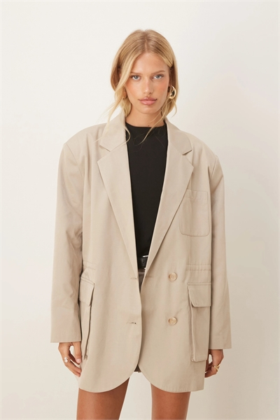 Блейзер свободного кроя с практичными карманами и завязками на талии артикул 148033380