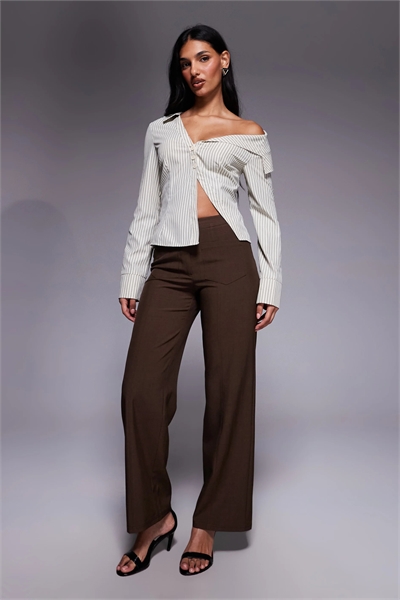 Брюки с прямыми брючинами, средней посадкой и эксклюзивным швом на передней части карманов артикул 153018095