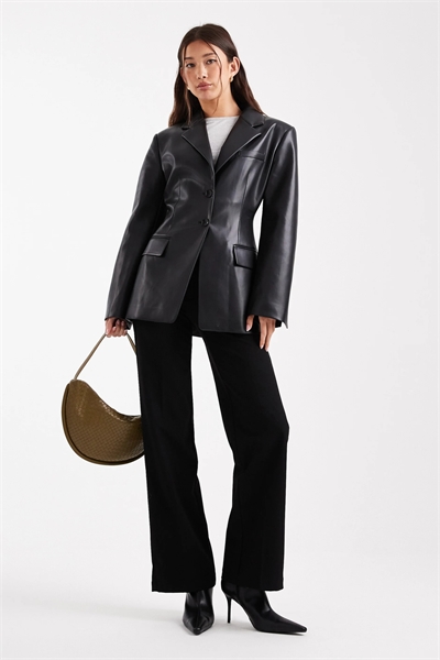 Блейзер из искусственной кожи с вырезанной талией артикул 150601589