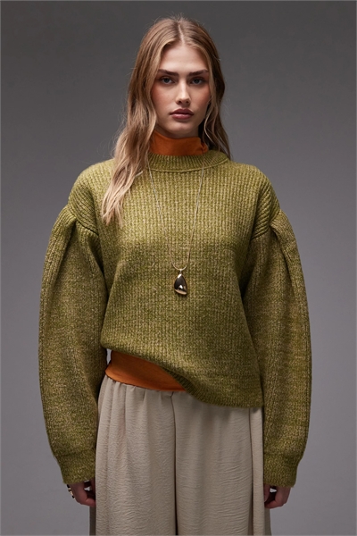 Пушистый вязаный свитер с круглым вырезом артикул 153583248