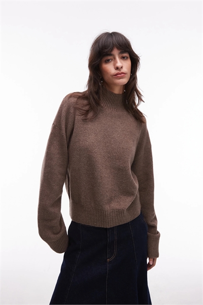 Свитер из мягкого трикотажа с высоким воротником и широкими рукавами артикул 151746402