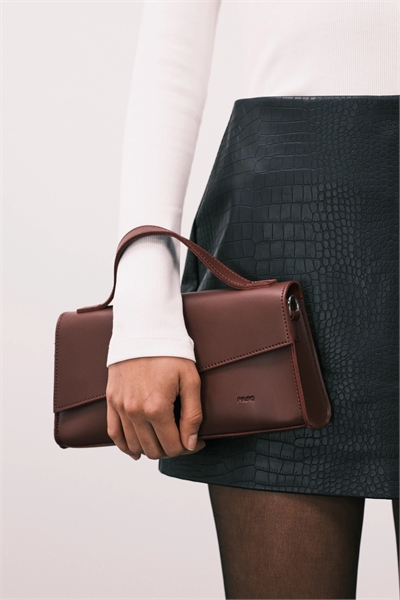 Сумка с асимметричной ручкой сверху и ремнем через плечо артикул 152832968