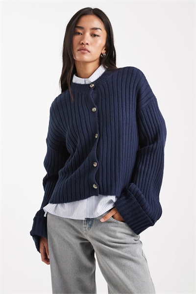 Вязаный кардиган с отворотами на манжетах артикул 151784985