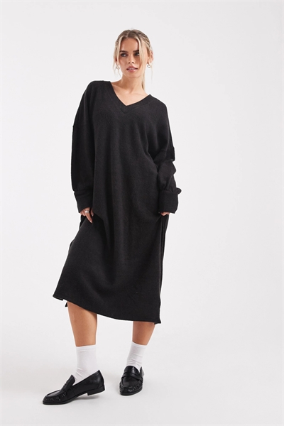 Платье средней длины с мягким трикотажным воротником артикул 150561875