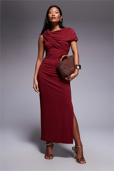 Платье средней длины с рюшами на плечах и сетчатыми вставками артикул 152417755