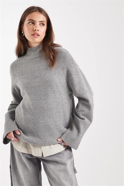 Свитер с высоким воротником и широкими рукавами артикул 144763974