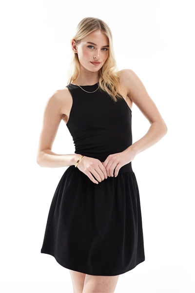 Мини-платье без рукавов с высоким воротником и заниженной талией артикул 140026974