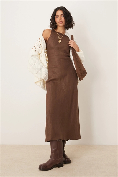 Льняное макси-платье без рукавов цвета опала артикул 141104589