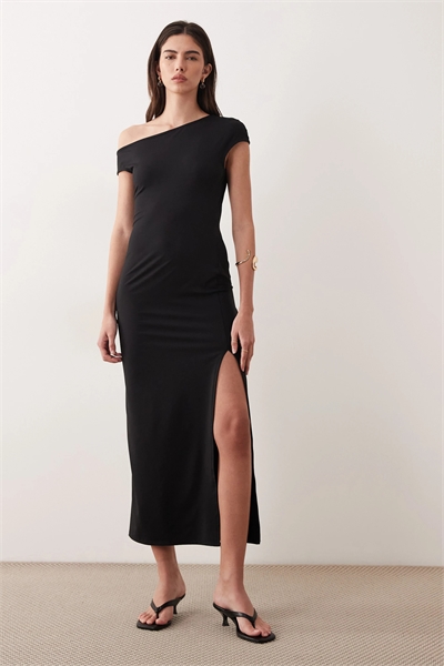 Макси-платье с открытыми плечами артикул 155676893