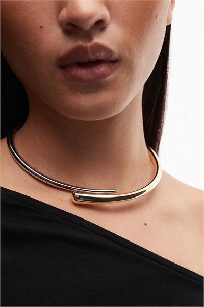 Колье-чокер с эффектом обхватывания артикул 153516008