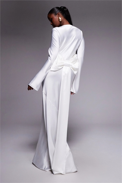 Атласное макси-платье с объемным бантом на спине артикул 147262650