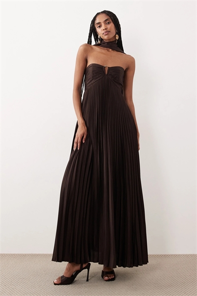 Макси-платье-бабдолл с открытыми плечами и шарфом артикул 154314252