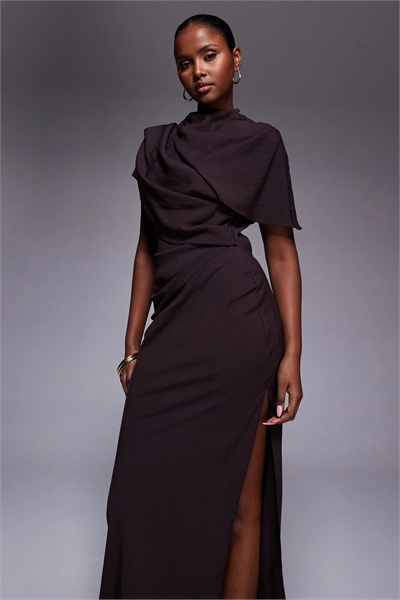 Макси-платье с высоким воротником, драпированным лифом и накидкой артикул 152152967