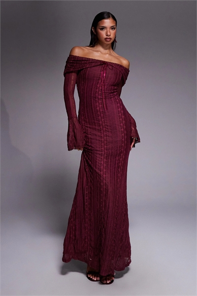 Макси-платье из трикотажа с узором «пойнтел» и рукавами-крылышками с открытыми плечами артикул 149316682