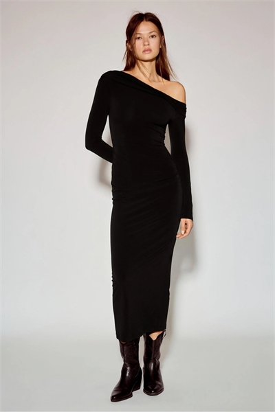 Платье средней длины с вырезом «под Бардо» артикул 154899737