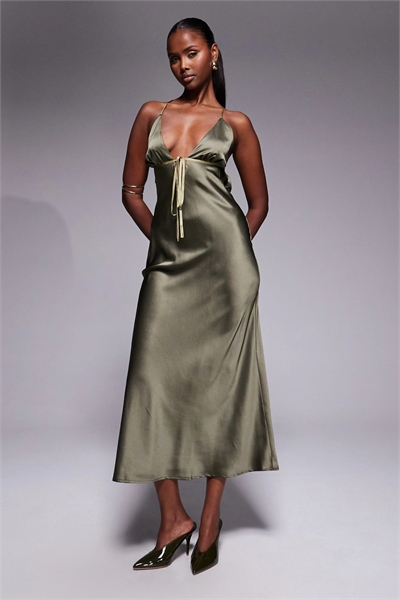 Атласное платье-миди с бретелями, скроенное по косой, с контрастным завязывающимся элементом артикул 147665448