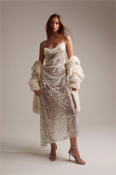 Свадебное платье средней длины с асимметричным кроем, выполненное в технике драпировки по косой артикул 133644432