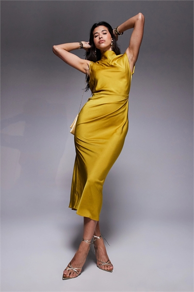 Платье средней длины с атласным лифом с высоким воротником и плиссировкой артикул 149244484