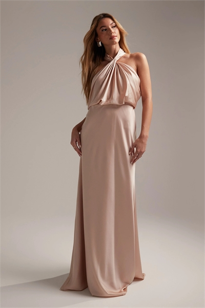 Макси-платье для подружки невесты из атласа с рюшами и завязками на шее артикул 113486826