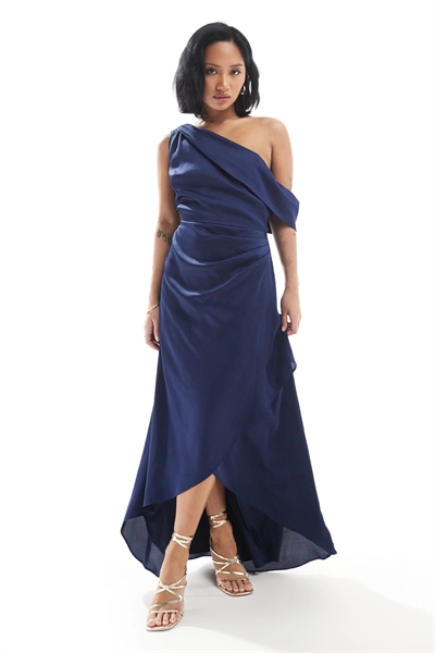 Атласное макси-платье для подружки невесты с открытыми плечами и юбкой-парео артикул 141188876