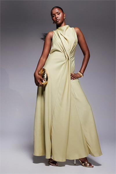 Атласное платье макси с высоким воротником и драпировкой, украшенное складками артикул 147142529