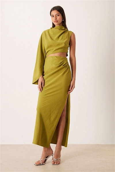 Макси-платье с высоким воротником, одним плечом, рукавами «крыло летучей мыши» и вырезами артикул 149520703