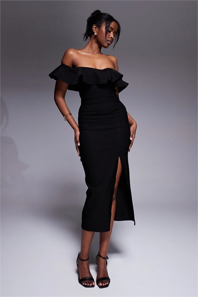 Платье средней длины из бенгалина с оборками, открытыми плечами и боковым разрезом артикул 143377245