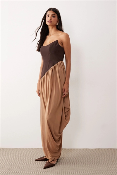 Платье средней длины с вырезом-бандо и структурированной изогнутой линией, с контрастной юбкой мягкой драпировки артикул 149079079