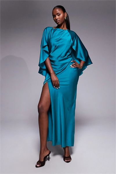 Макси-платье из атласа с рукавами-крылышками, оборками, открытой спиной и высоким разрезом артикул 150661009