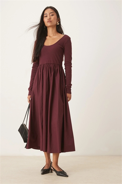 Платье средней длины из поплина с ребристым вырезом и воротником-лодочкой артикул 150263781