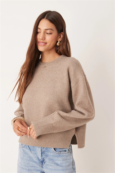 Свободный свитер с круглым вырезом и боковыми разрезами артикул 142116058