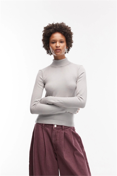 Свитер с высоким воротником из тонкого трикотажа артикул 152589878