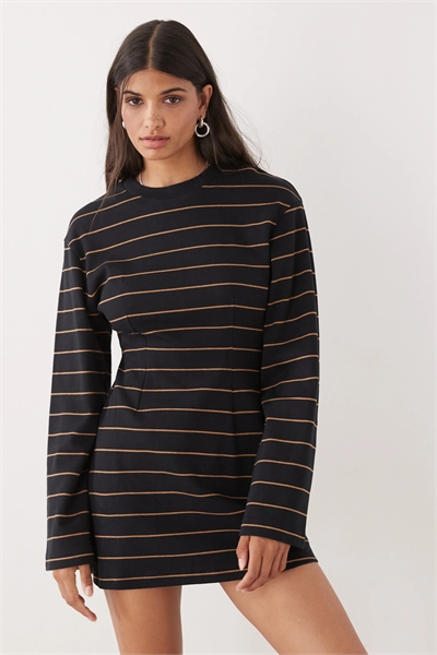 Платье-футболка с затянутой талией и длинными рукавами артикул 149823501