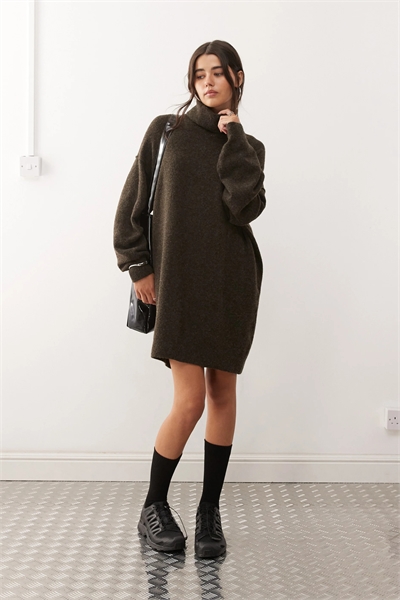 Трикотажное платье-свитер с высоким воротником артикул 150042990