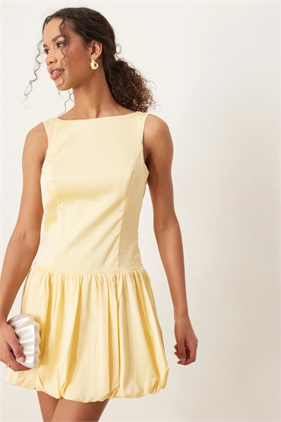 Мини-платье с высоким воротником, без рукавов, юбкой-балоном и открытой спиной артикул 141413581