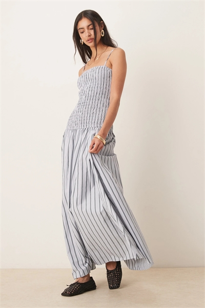 Макси-платье с драпировкой и заниженной талией артикул 142294339