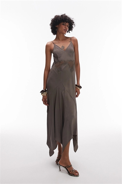 Платье-комбинация с кружевными вставками и асимметричным вырезом артикул 148306096