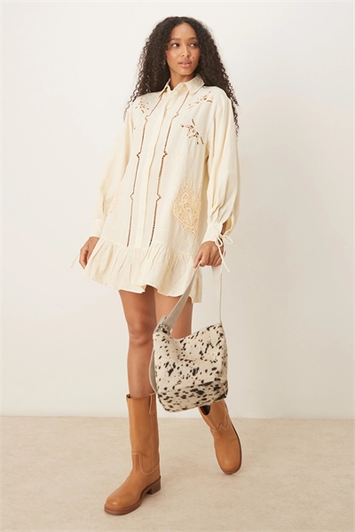Мини-платье-рубашка из твила с вышивкой и строчкой в тон артикул 143503768