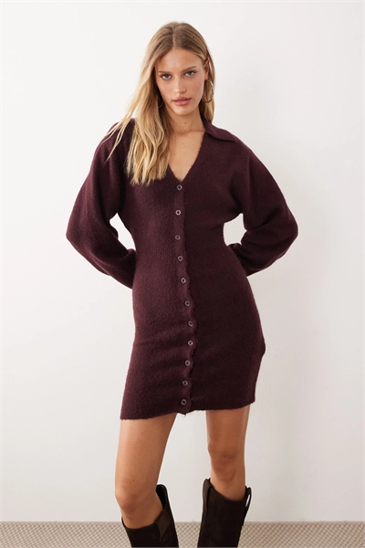 Мини-платье из трикотажа с длинными рукавами и пуговицами артикул 150230141