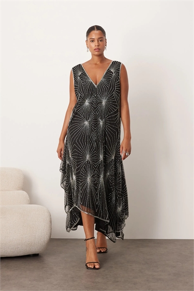 Асимметричное платье средней длины с линейными декоративными элементами артикул 147406848