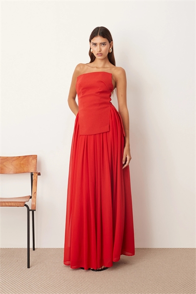 Макси-платье-бандо с объемной юбкой артикул 147901237