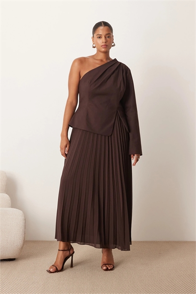 Макси-платье с асимметричным вырезом и микроплиссированным подолом артикул 148917658