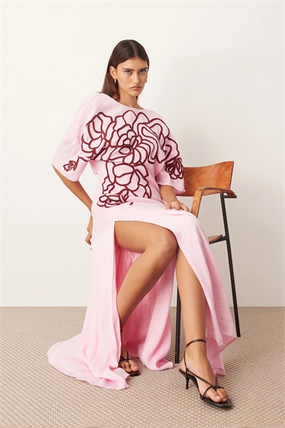 Современное макси-платье в стиле «ти-пок» с низкой спинкой и линейной цветочной вышивкой артикул 147560478