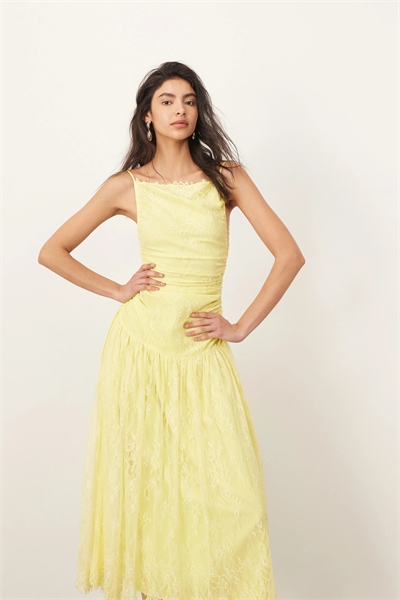 Платье средней длины с кружевом и рюшами, с заниженной талией артикул 141271269