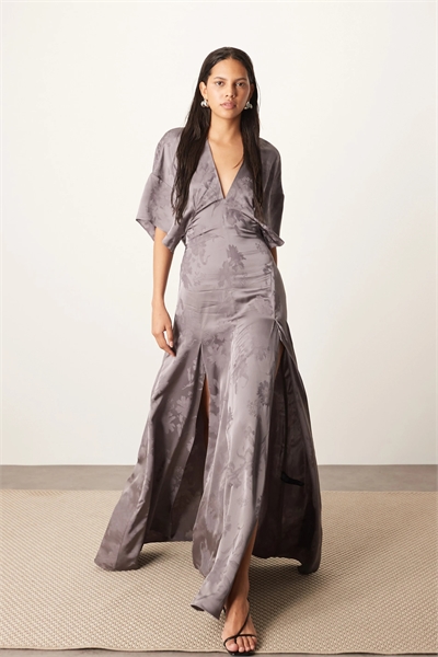 Современное макси-платье из атласного жаккарда в стиле 30-х годов с плечевыми накладками артикул 142660054