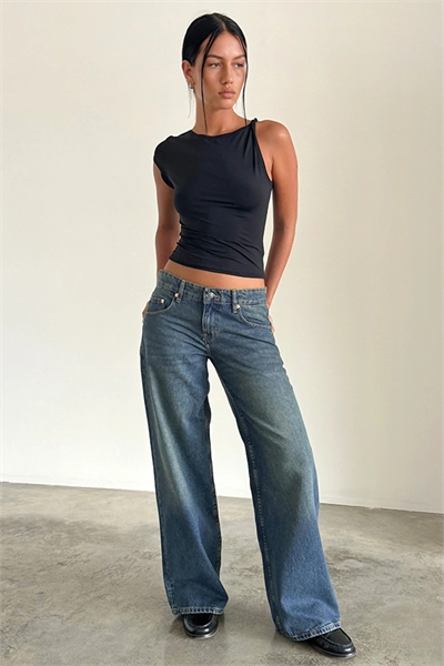 Просторные джинсы с широкими брючинами и заниженной талией артикул 141069378