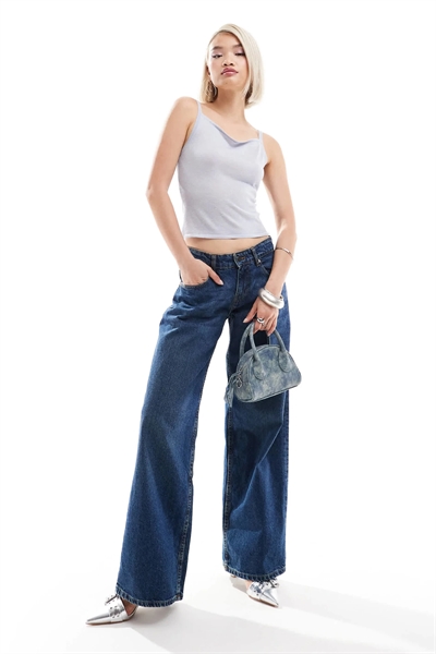 Просторные джинсы с широкими брючинами и заниженной талией артикул 141069376